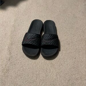 Black Nike slides men’s 10